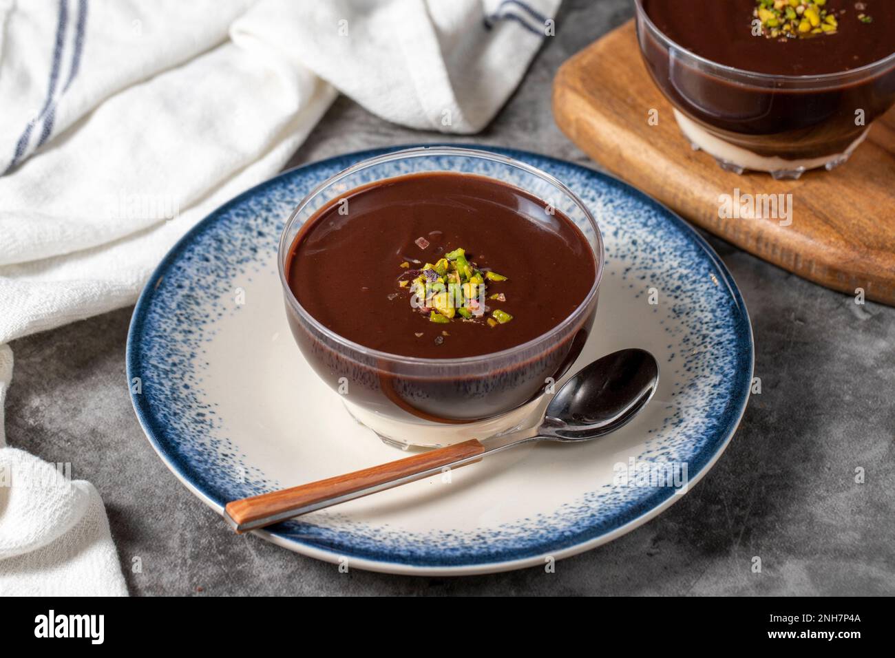 Pouding au chocolat. Suprise ou pouding au chocolat préparé avec du sucre, de l'amidon, du lait, du beurre et du cacao Banque D'Images