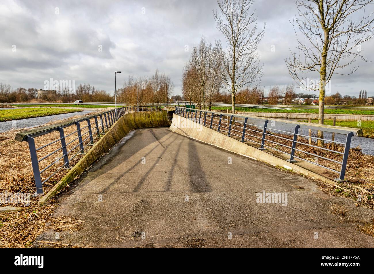 Gouda, pays-Bas, 19 février 2023 : entrée dans un tunnel pour les cyclistes et les piétons sous une route très fréquentée dans le polder Banque D'Images