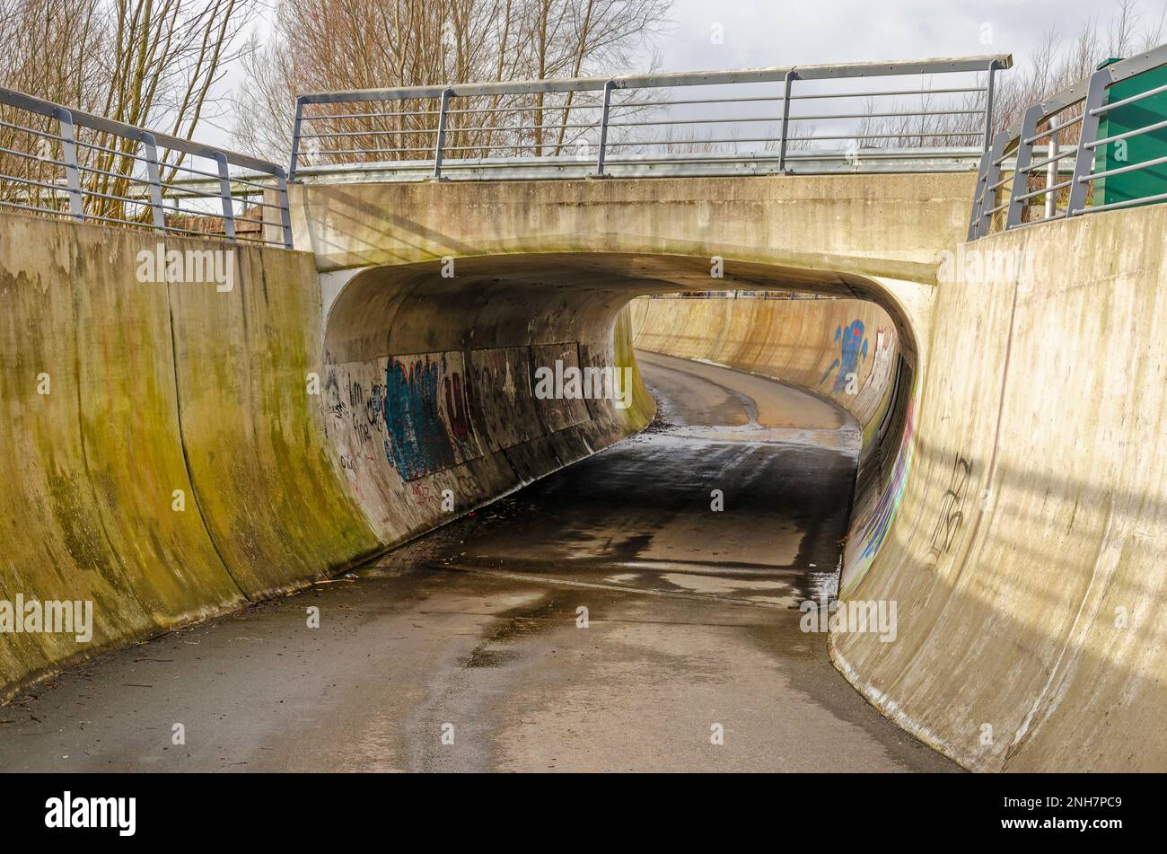 Gouda, pays-Bas, 19 février 2023 : passage souterrain en béton pour piétons et cyclistes sous une route très fréquentée Banque D'Images