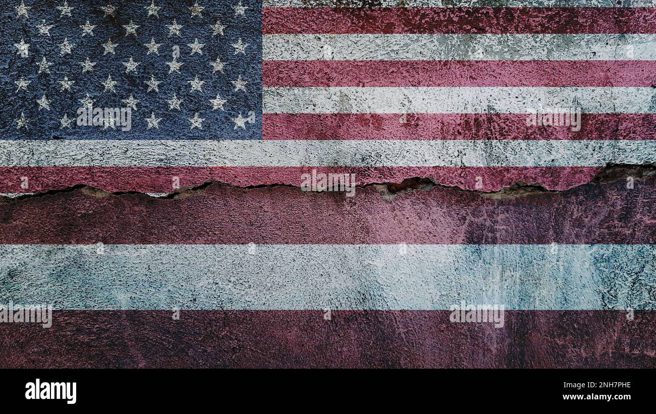 Drapeau des États-Unis et de la Lettonie sur fond de mur fissuré. Économie, politique conflits, concept de guerre contexte de texture Banque D'Images