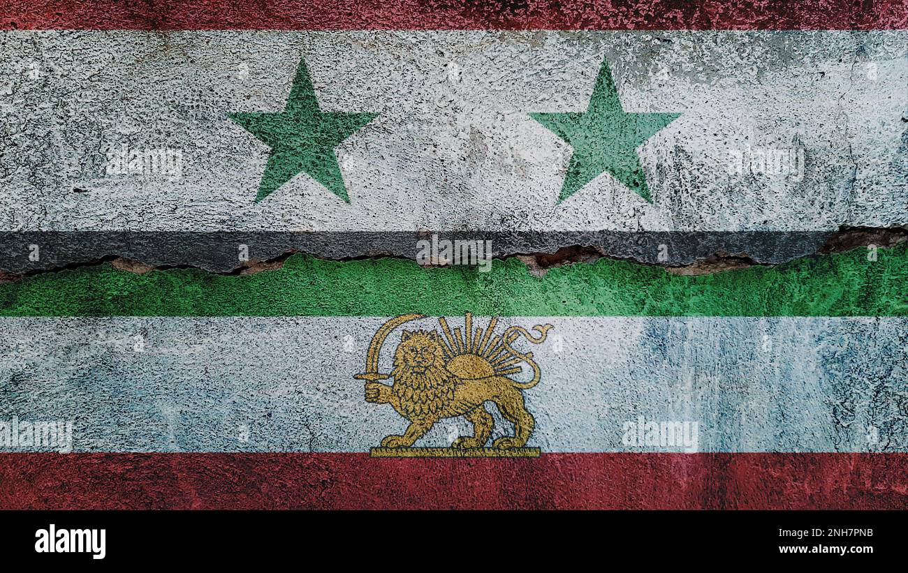 Le drapeau de la Syrie et de l'Iran sur fond de mur fissuré. Économie, politique conflits, concept de guerre contexte de texture Banque D'Images