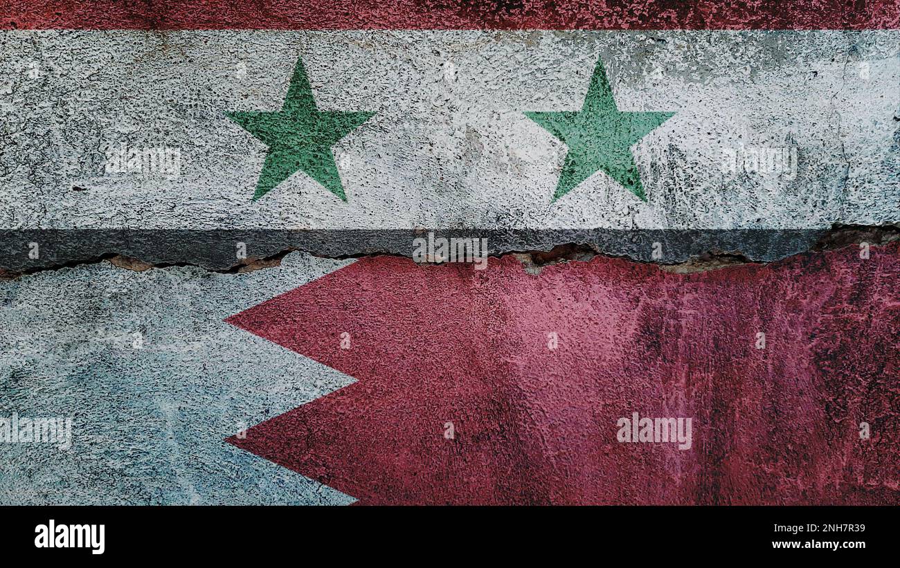 Le drapeau de la Syrie et du Bahreïn sur fond de mur fissuré. Économie, politique conflits, concept de guerre contexte de texture Banque D'Images
