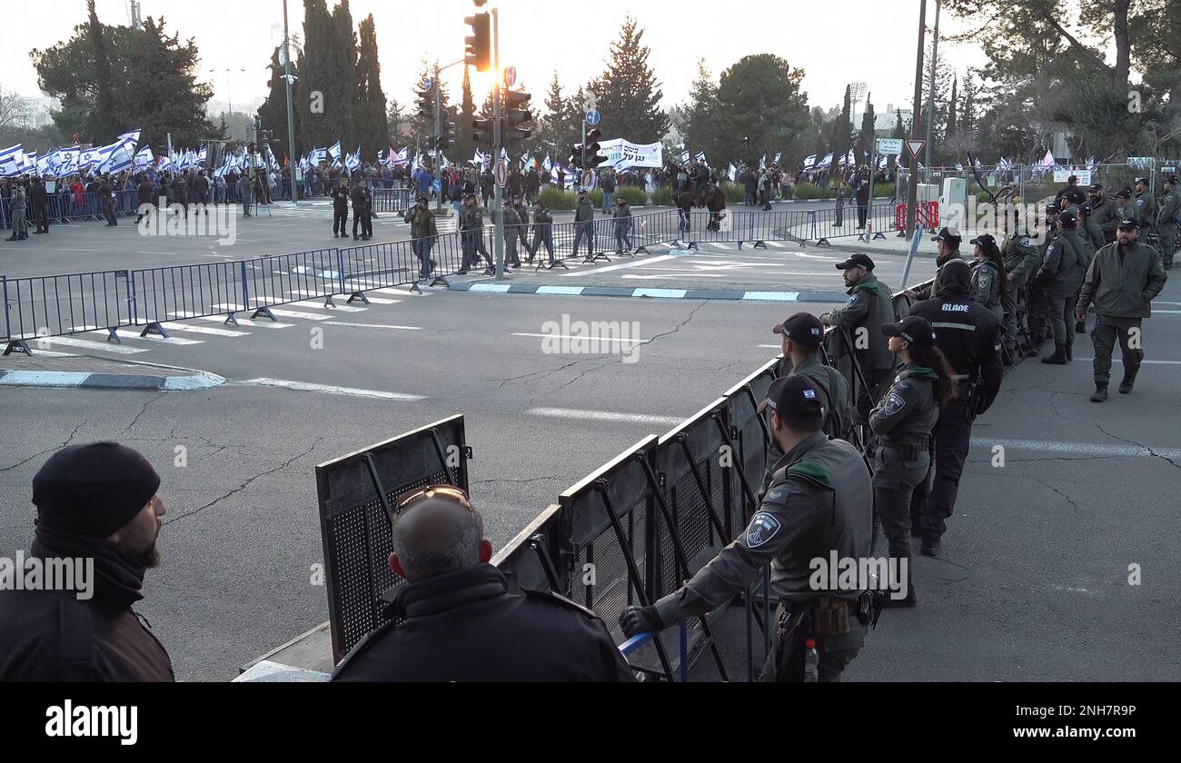 JÉRUSALEM, ISRAËL - FÉVRIER 20 : les membres des forces de sécurité israéliennes sont garde à l'entrée du Parlement israélien (Knesset) tandis que des manifestants anti-gouvernementaux manifestent contre le premier tour de vote sur le nouveau plan du système judiciaire gouvernemental d'Israël sur 20 février 2023, à Jérusalem, en Israël. Crédit : Eddie Gerald/Alay Live News Banque D'Images