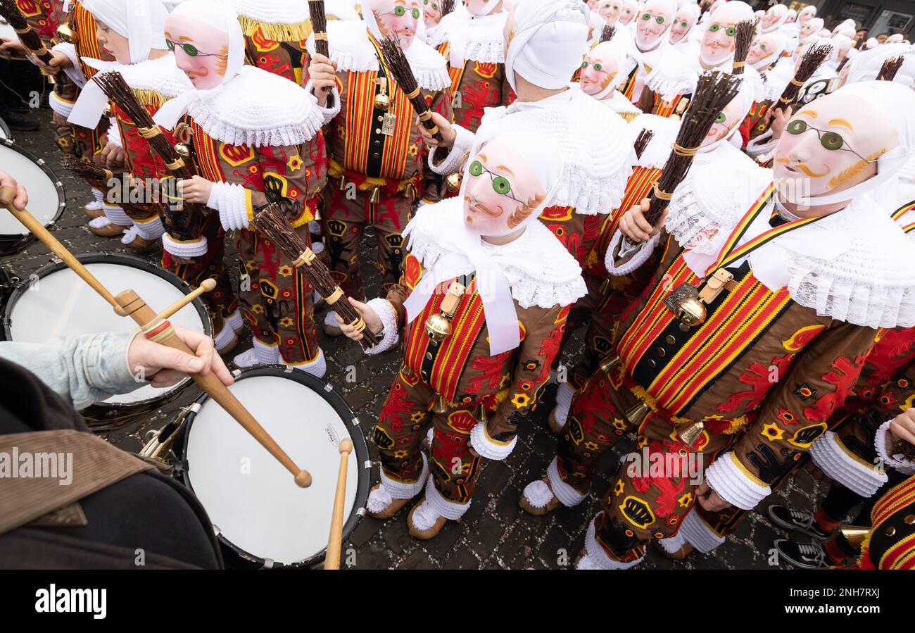 Binche, Belgique. 21st févr. 2023. Carnivalistes 'Gilles' photographiés au carnaval dans les rues de Binche, mardi 21 février 2023. La tradition du Carnaval Binche est l'une des plus anciennes et représentatives de la Wallonie et inscrite en 2008 sur la liste représentative du patrimoine culturel immatériel de l'humanité par l'UNESCO. BELGA PHOTO BENOIT DOPPAGNE crédit: Belga News Agency/Alay Live News Banque D'Images