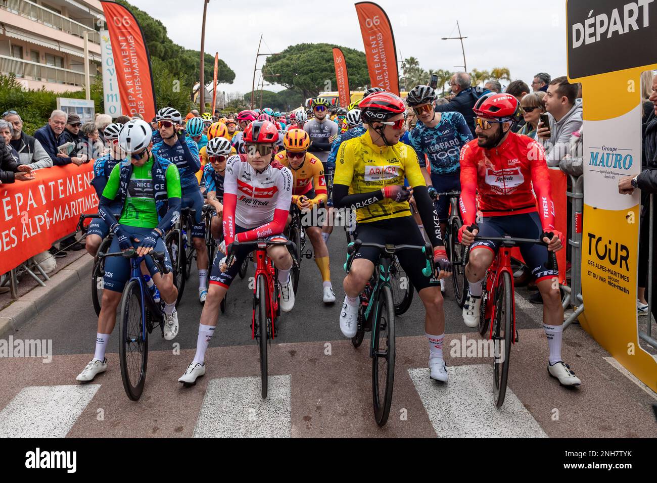 L-R Jean-Louis le NY, Mattias Jensen, Kevin Vauquelin et Bernard Julien vus sur la ligne de départ de la deuxième étape du 2023 Tour des Alpes-maritimes et du Var. La deuxième étape du Tour des Alpes-maritimes et du Var 2023 commence à Mandelieu la Napoule et atteindra Antibes après 179 4 km de course. Le maillot jaune du leader après la première étape est porté par le Français Kevin Vauquelin (l'équipe Arkea Samsic) qui est devant Neilson Powless (l'équipe EF Education - EasyPost) à 09 secondes et Kevin Geniets (l'équipe Groupama-fdj) à la troisième place à 11 secondes. (Photo de Laurent Coust/SOPA Images/SIP Banque D'Images