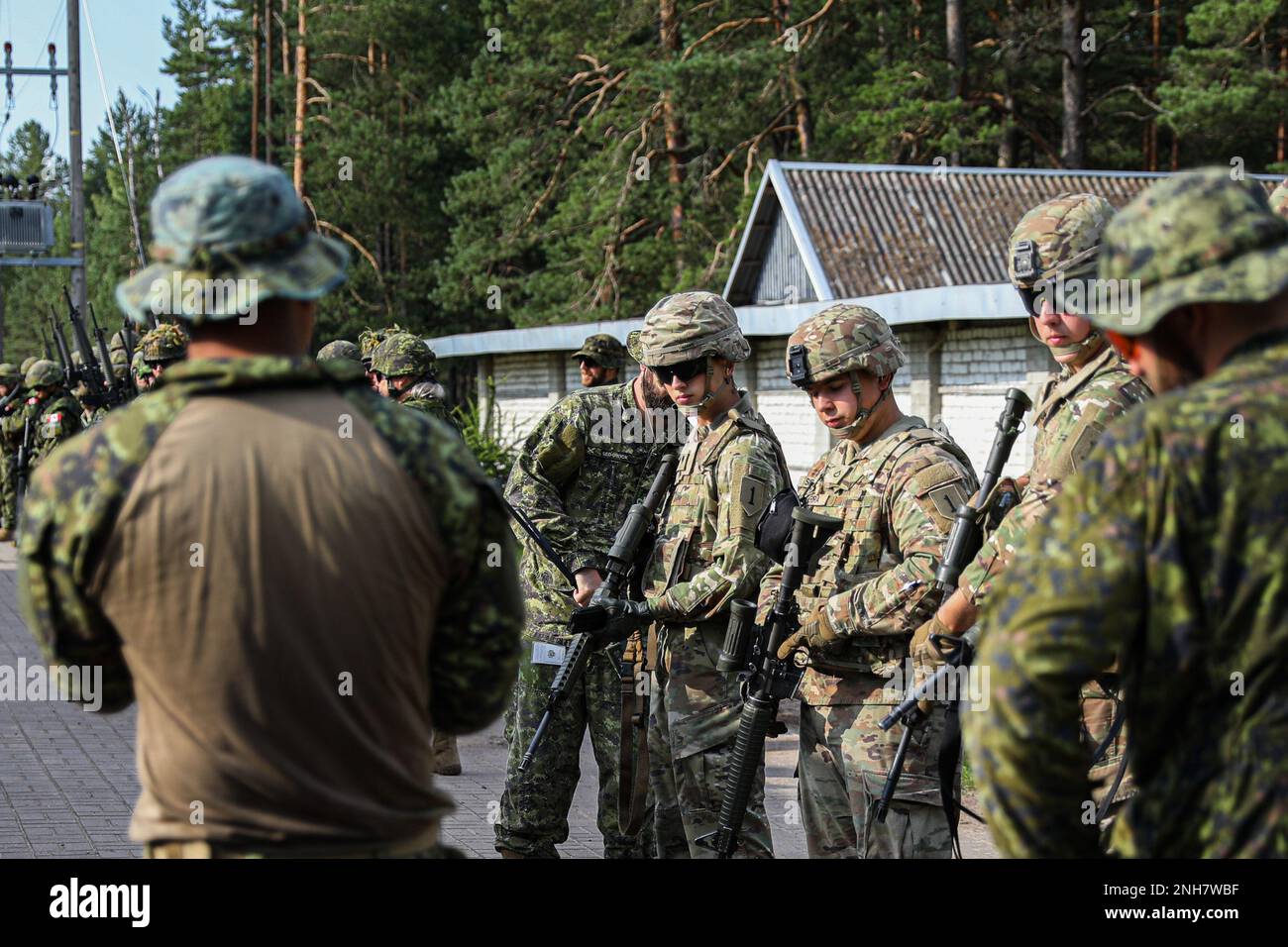 ÉTATS-UNIS Des soldats affectés à l'administration centrale et à la batterie de l'administration centrale, 1st Artillerie de la Division d'infanterie et des soldats canadiens de présence avancée renforcée s'entraînent sur des fusils canadiens C7 au site d'opération avancée Adazi, Lettonie, 21 juillet 2022. L'Artillerie de la Division d'infanterie de 1st est parmi les autres unités affectées à la Division d'infanterie de 1st, qui travaille fièrement aux côtés des alliés de l'OTAN et des partenaires de sécurité régionaux pour fournir des forces crédibles au corps V, le corps déployé en Europe. Banque D'Images