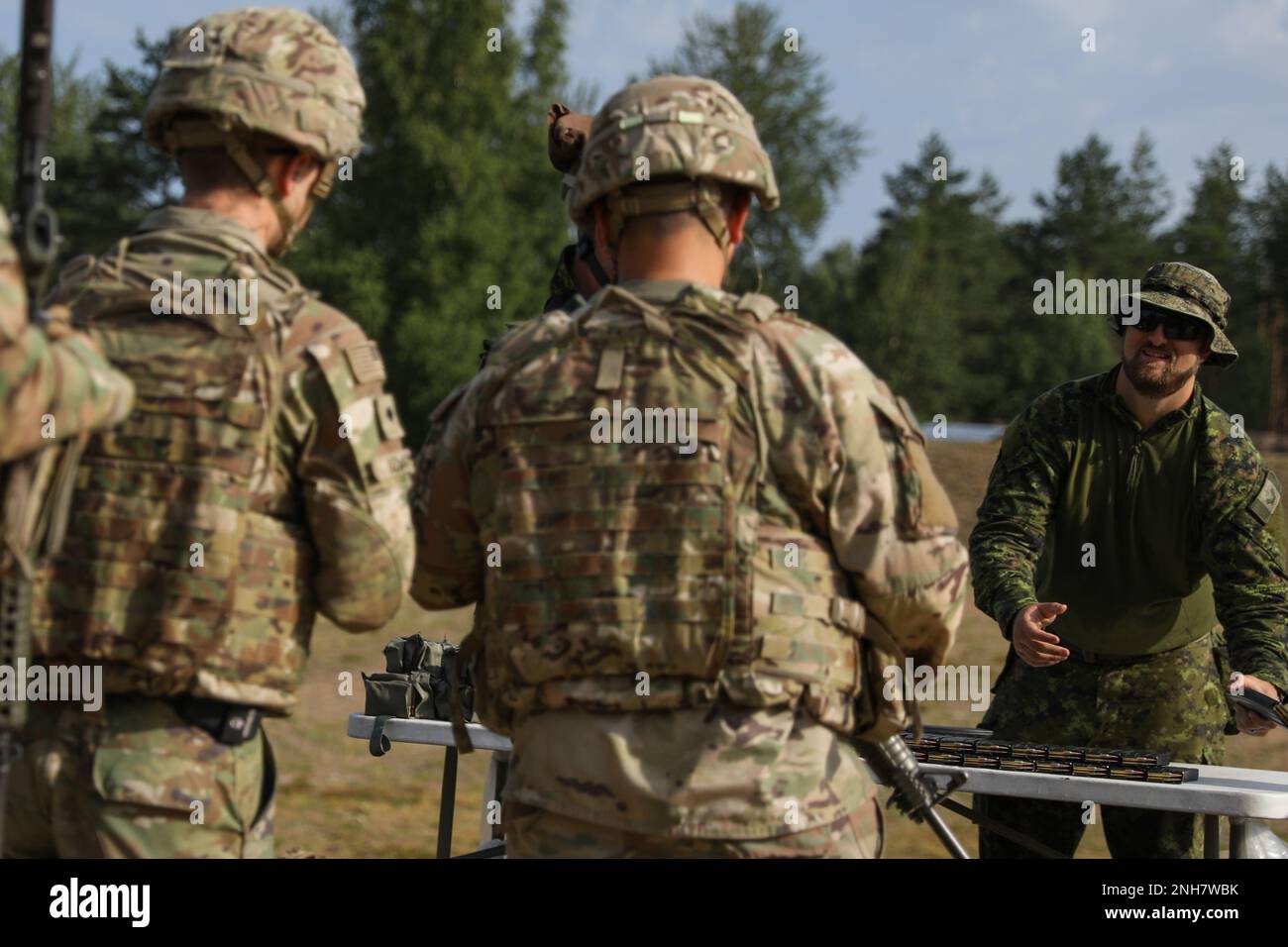 ÉTATS-UNIS Soldats affectés à la batterie de l'administration centrale et de l'administration centrale, 1st, artillerie de la Division d'infanterie et présence avancée canadienne accrue des soldats acquièrent des munitions pour les C7 fusils canadiens au site d'opération avancée Adazi, Lettonie, 21 juillet 2022. L'Artillerie de la Division d'infanterie de 1st est parmi les autres unités affectées à la Division d'infanterie de 1st, qui travaille fièrement aux côtés des alliés de l'OTAN et des partenaires de sécurité régionaux pour fournir des forces crédibles au corps V, le corps déployé en Europe. Banque D'Images