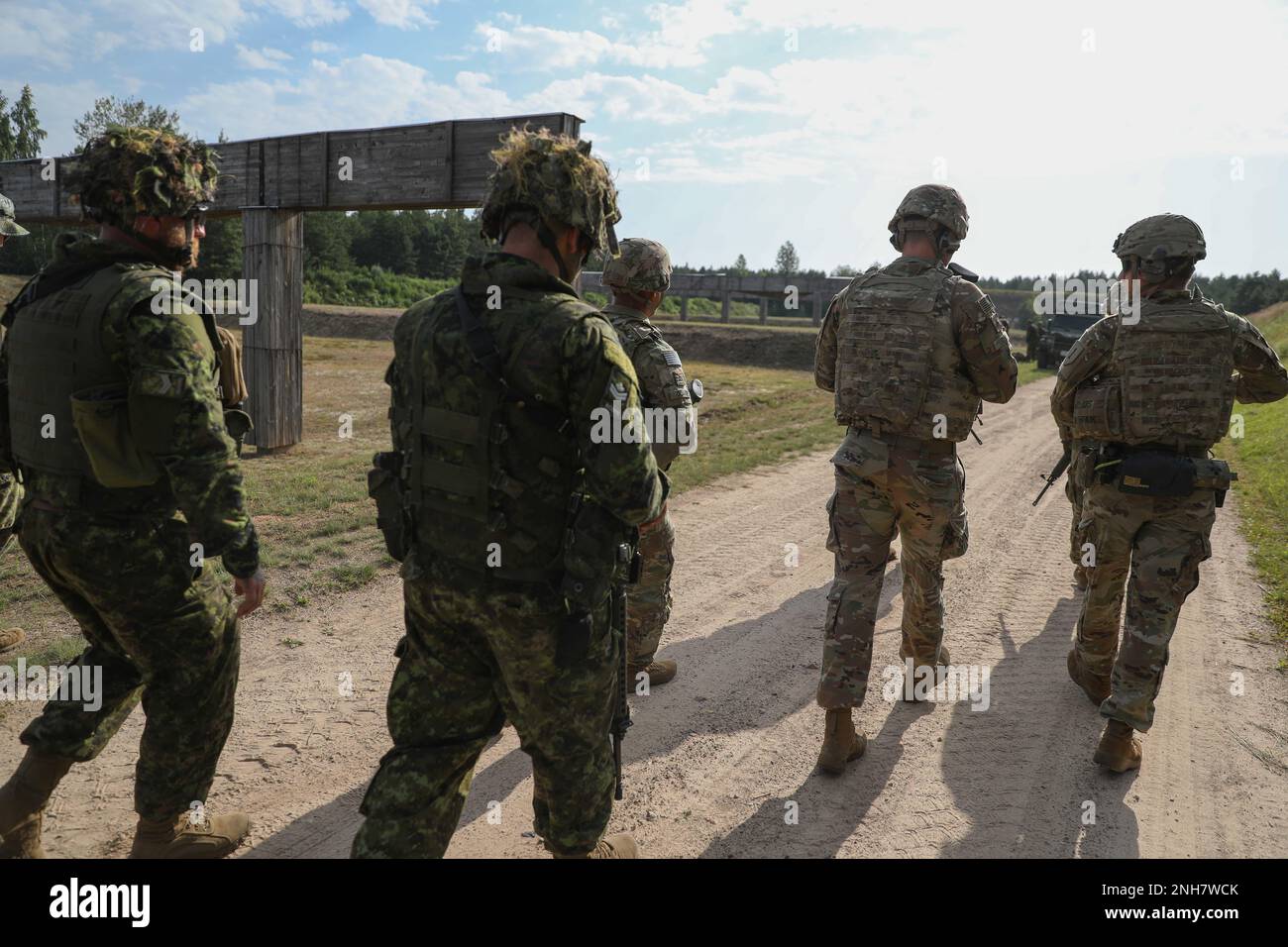 ÉTATS-UNIS Des soldats affectés à l'administration centrale et à la batterie de l'administration centrale, 1st Artillerie de la Division d'infanterie et des soldats canadiens de présence avancée renforcée s'entraînent sur des fusils canadiens C7 au site d'opération avancée Adazi, Lettonie, 21 juillet 2022. L'Artillerie de la Division d'infanterie de 1st est parmi les autres unités affectées à la Division d'infanterie de 1st, qui travaille fièrement aux côtés des alliés de l'OTAN et des partenaires de sécurité régionaux pour fournir des forces crédibles au corps V, le corps déployé en Europe. Banque D'Images