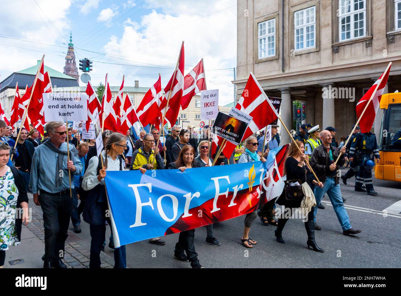 Copenhague, Danemark, foule, manifestant en faveur du Parti politique de l'extrême droite, anti-immigration, dans la rue, avec des drapeaux Banque D'Images