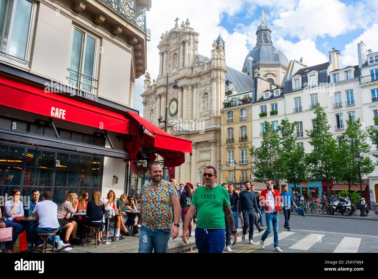 Paris, France, foule, scène de rue animée, café Bistro Restaurant français,  terrasse dans le Marais, rue Saint Antoine Photo Stock - Alamy