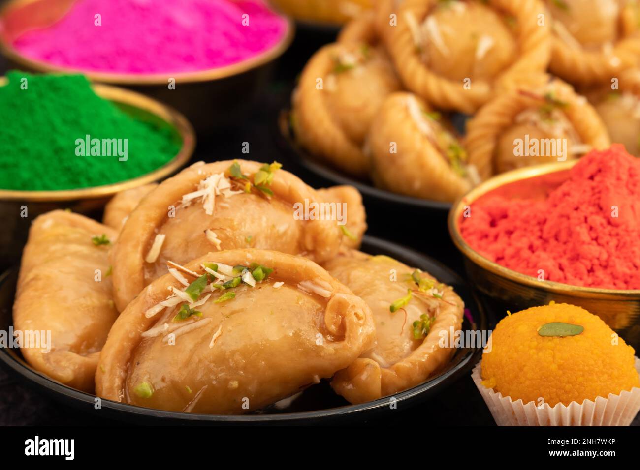 Gujia également appelé Gujiya, Pirukiya, Pirukia, Pedakiya, Karanji, Basundi ou Gughra farci avec Mawa, Khoya, Chasni, Mava, Khoa - Indian Sweet Dumpling Banque D'Images