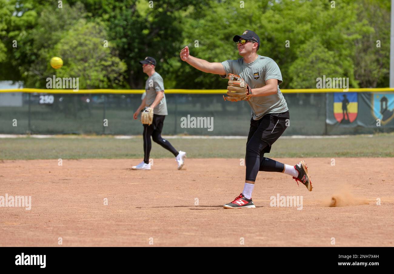 L'équipe de softball de recrutement de la Garde nationale de Porto Rico participe à un match contre d'autres unités du Groupe de soutien régional 191st de la Garde nationale de Porto Rico au Centre conjoint de formation du camp Santiago à Salinas, Porto Rico, 21 juillet 2022. La journée du MWR comprenait le volley-ball, le basket-ball, la piscine, le briscola, les dominos, et des compétitions de softball pour renforcer le moral et la résilience de tous les soldats participant. Banque D'Images