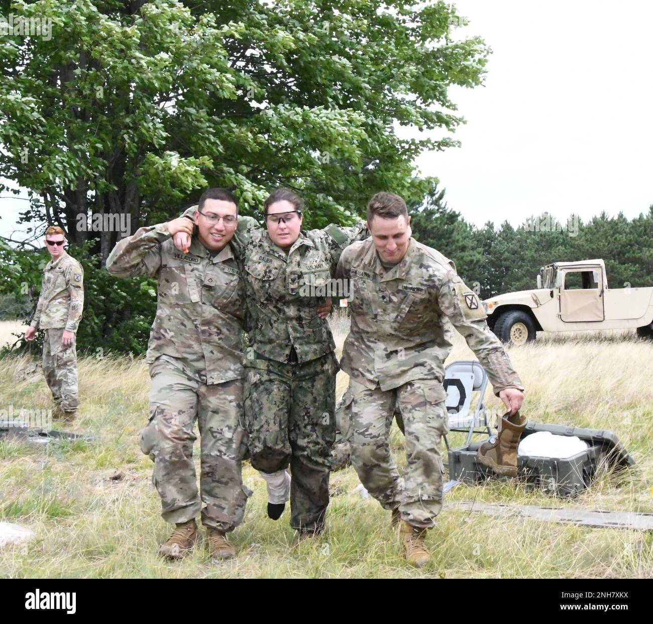 Environ 60 hommes de corpmen de l'hôpital de la Marine ont participé à l'opération Commandant Force, l'exercice annuel d'entraînement de deux semaines, à fort Drum. L'événement culminant sur 21 juillet comprenait des soins tactiques sur le terrain et des procédures d'évacuation médicale avec des réservistes passant par un cours d'obstacle à la portée. L’entraînement a été soutenu par des cadres du centre d’entraînement de simulation médicale Bridgewater-Vaccaro (MSTC), du 3rd Bataillon de soutien général de l’aviation de la Brigade de combat 10th (DUSTOV) et des médecins de l’équipe de combat de la Brigade 1st et de l’équipe de combat de la Brigade 2nd. (Photo de Mike Strasser, fort Drum Garrison public Affai Banque D'Images