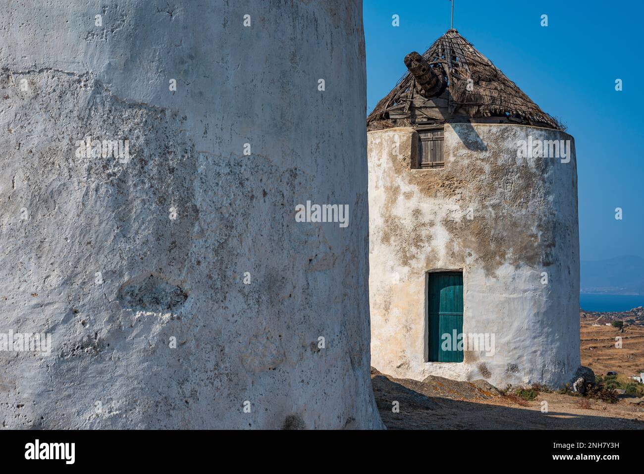 Moulins à vent traditionnels des Cyclades dans le village de Vivlos, Naxos Banque D'Images