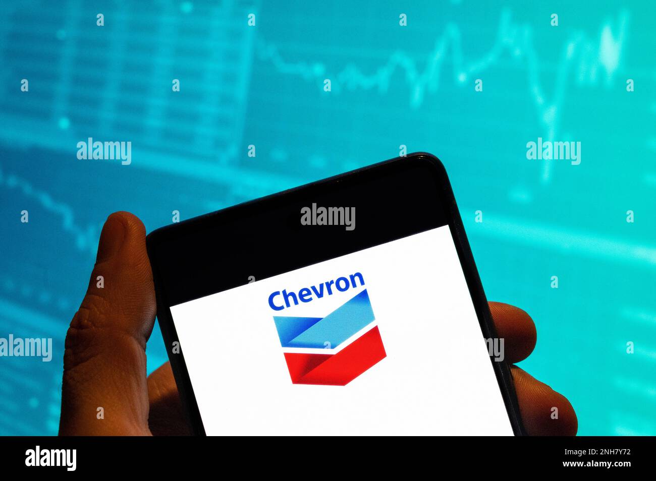 Chine. 15th févr. 2023. Dans cette illustration, le logo de la multinationale américaine Chevron Corporation, société pétrolière et gazière, est affiché sur un smartphone avec un graphique d'indice boursier économique en arrière-plan. Crédit : SOPA Images Limited/Alamy Live News Banque D'Images