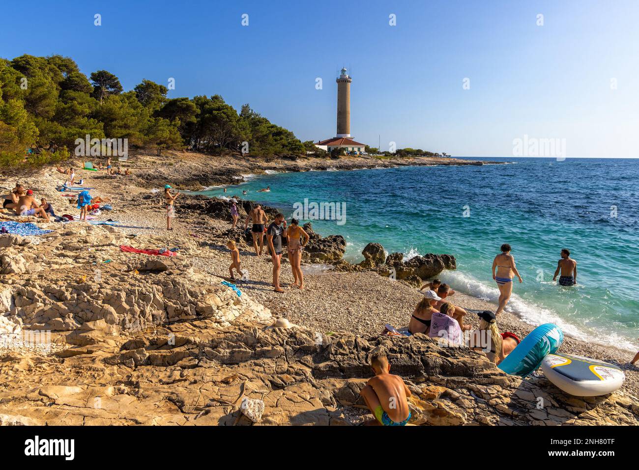 La plage près du phare Veli Rat sur l'île de Dugi Otok, la mer Adriatique en Croatie Banque D'Images