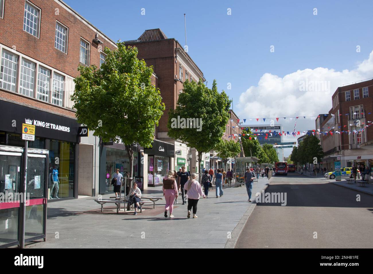 Personnes sur la High Street à Exeter, Devon au Royaume-Uni Banque D'Images