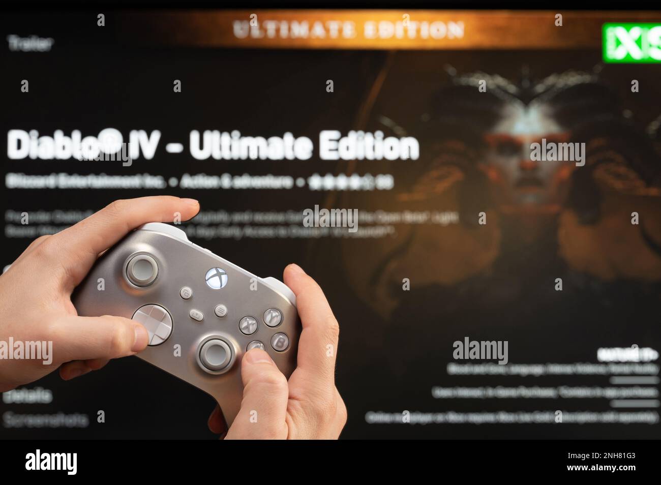 New york, Etats-Unis - 20 février 2023: Gamer commencer nouveau jeu Diablo sur la console xbox avec joystick en main Banque D'Images
