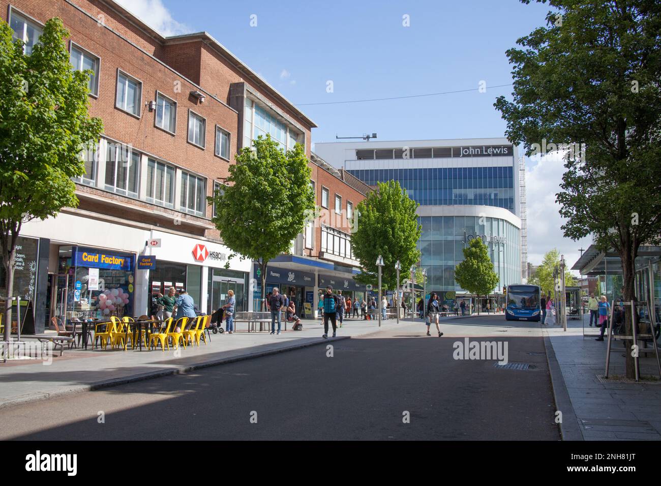 Personnes sur la High Street à Exeter, Devon au Royaume-Uni Banque D'Images