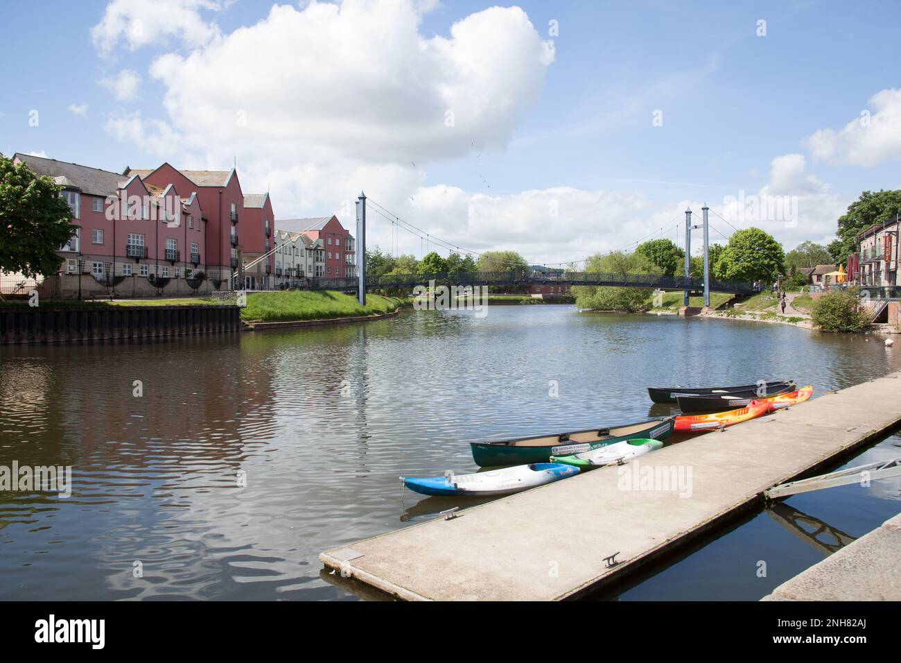 Vue sur le River exe et le pont de Cricklepit à Exeter, Devon au Royaume-Uni Banque D'Images