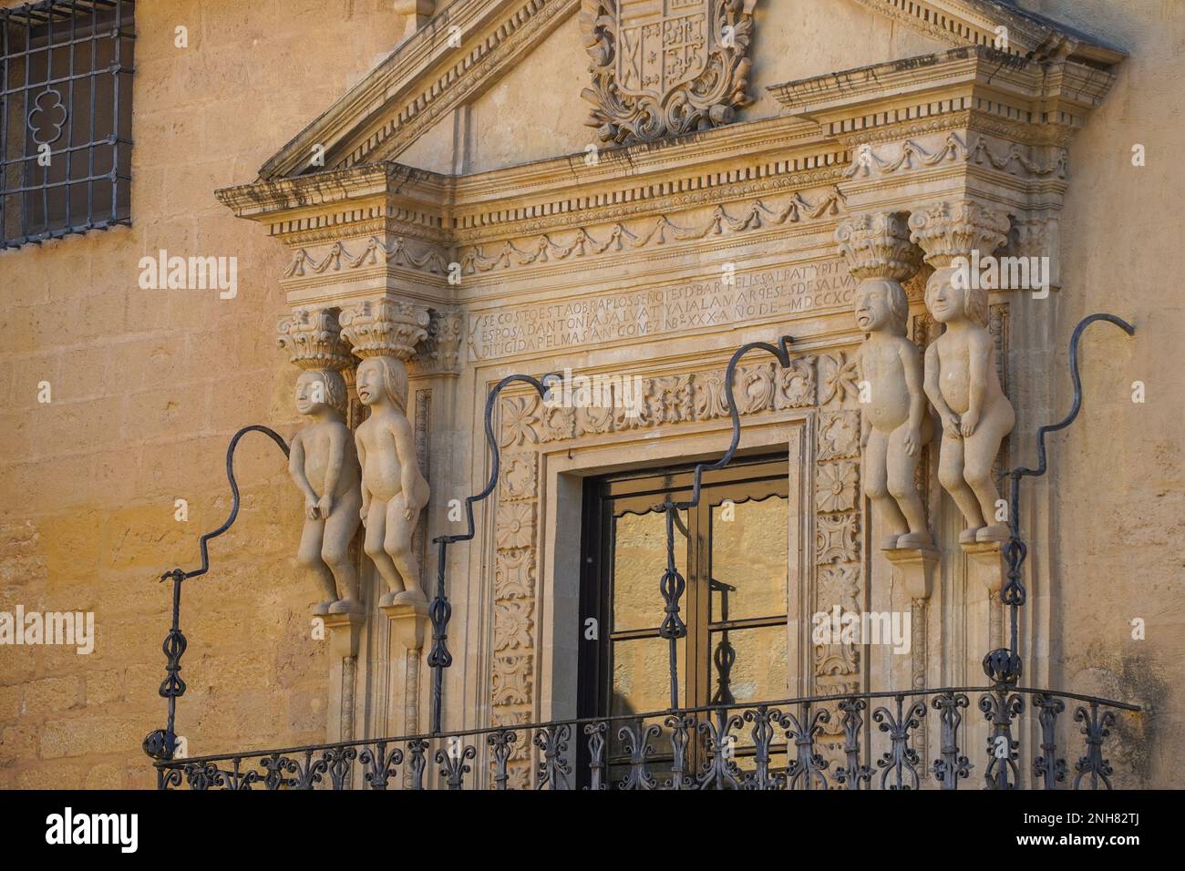 La façade principale du Palacio de Salvatierra, palais Salvatierra, avec des sculptures inca, Ronda, Andalousie Espagne. Banque D'Images
