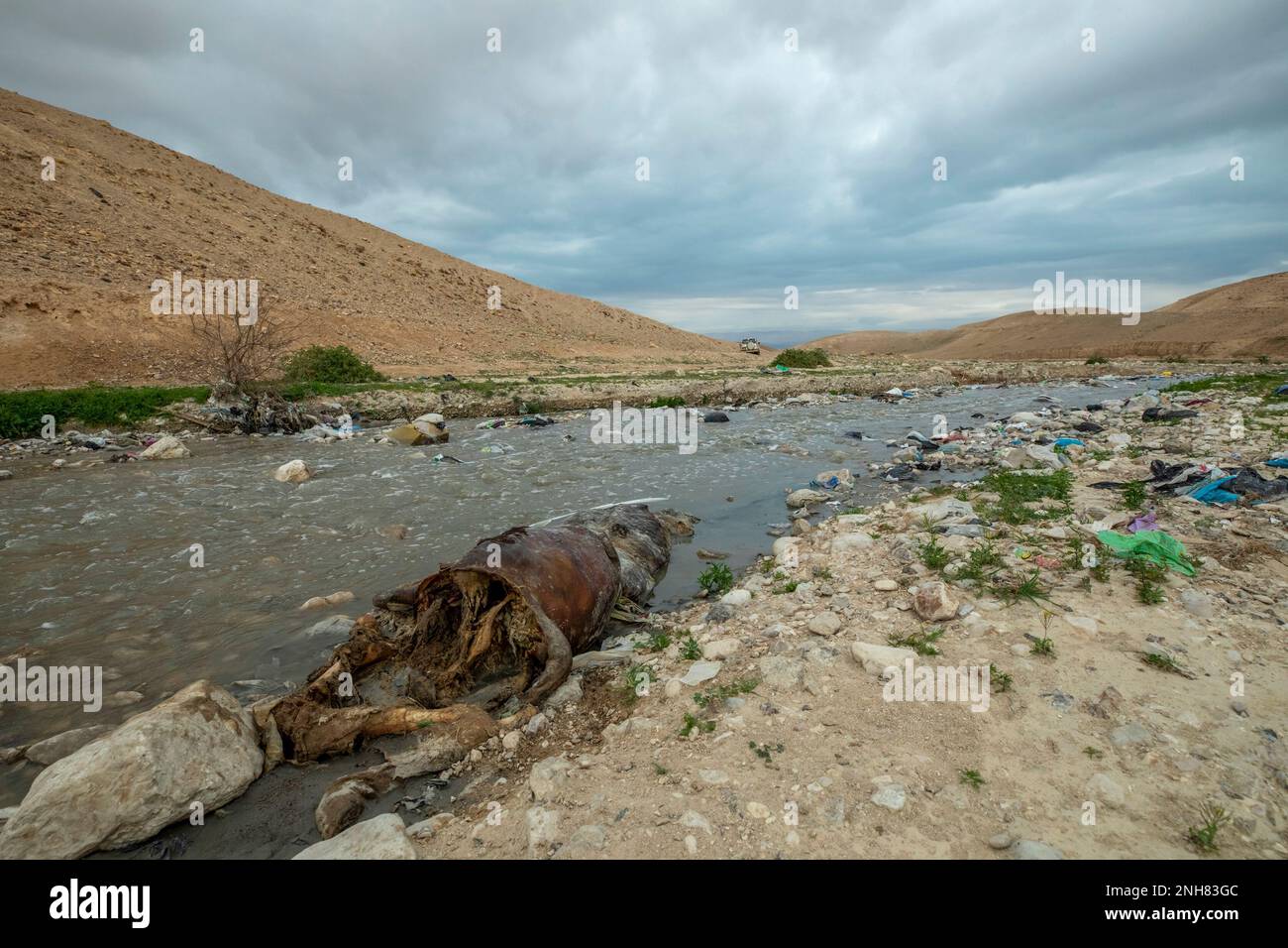 Le ruisseau Kidron coule de Jérusalem à la mer Morte. cia la rive ouest et la Palestine. Le flux dans ce cours d'eau se compose principalement d'égouts et de déchets Banque D'Images