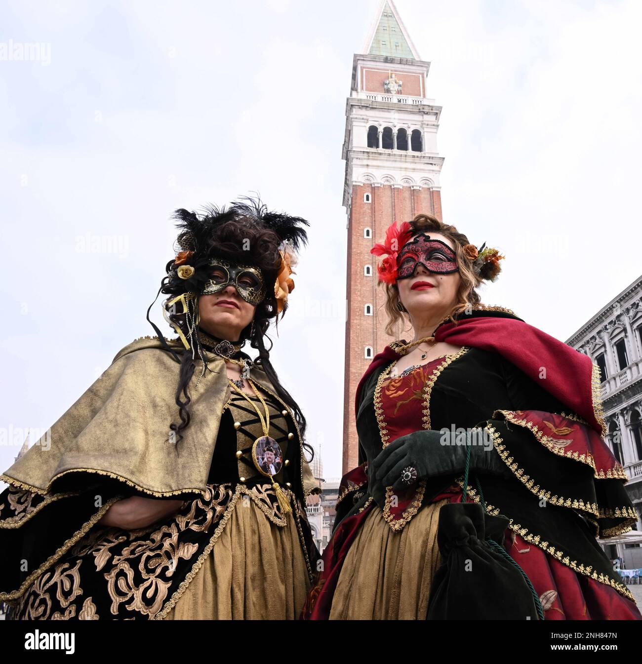 Venise, Italie. 20th févr. 2023. Les fêtards posent pendant le Carnaval de Venise à Venise, Italie, 20 février 2023. Le Carnaval de Venise 2023 se déroule du 4 au 21 février dans la ville lagon italienne. Crédit: Alberto Lingria/Xinhua/Alay Live News Banque D'Images