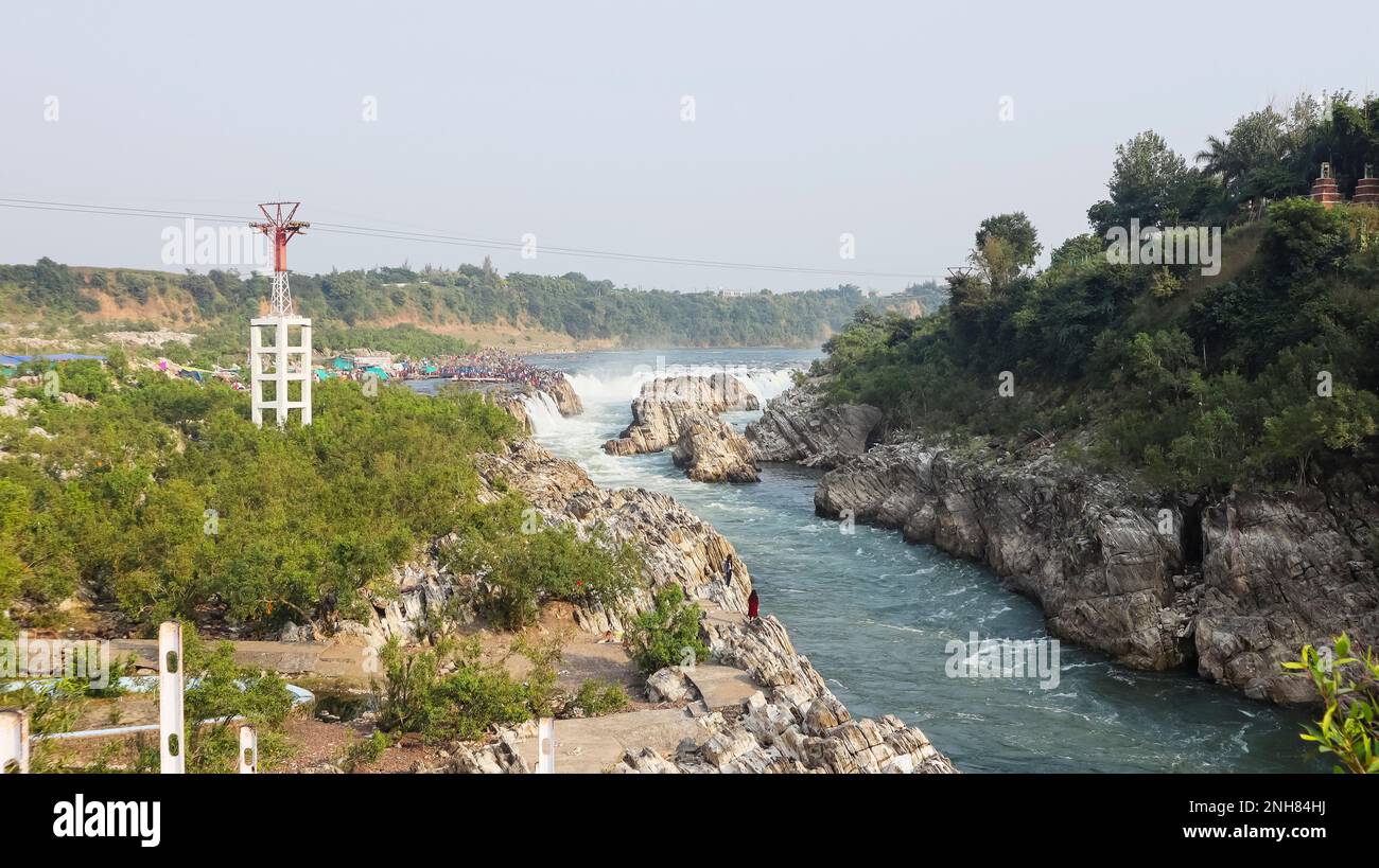 INDE, MADHYA PRADESH, JABALPUR, novembre 2022, touriste à la chute d'eau de Dhuandhar et la ligne de ropeway de Bedaghat Banque D'Images