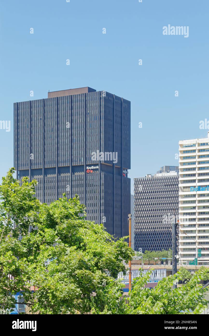 Centre-ville de Pittsburgh : 11, rue Stanwix, ancien quartier général de Westinghouse Electric, tour en aluminium gris foncé et en verre surplombant la rivière Monongahela. Banque D'Images