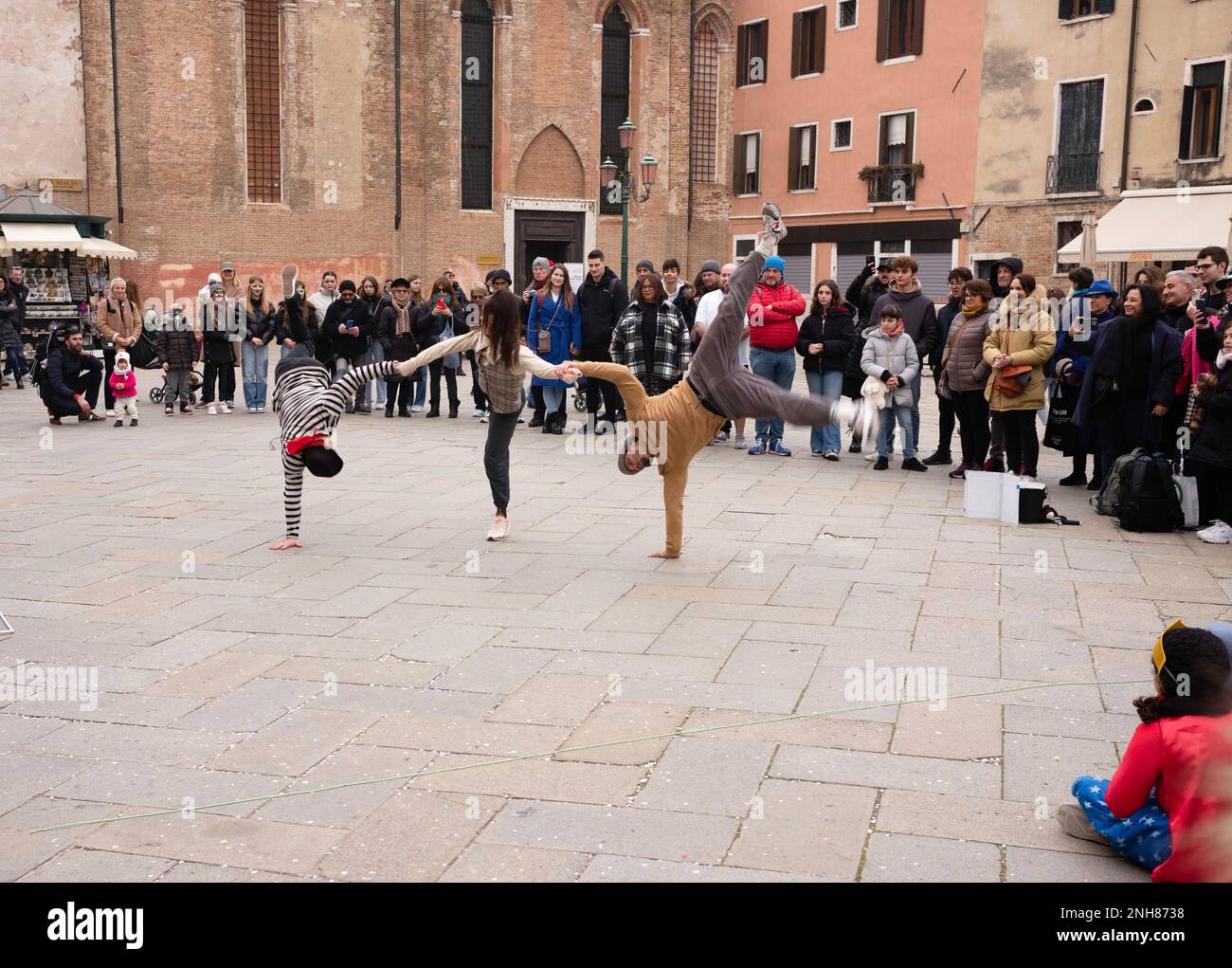 Venise, Italie, 21st février, 2023 le dernier jour du Carnaval, une gamme colorée de costumes que les habitants et les visiteurs ont pris dans les rues pour célébrer. Ce qui se distingue, c'est la participation des locaux, qui se sont habillés avec autant d'enthousiasme que les touristes. Marco Secchi / Alamy Live News Banque D'Images