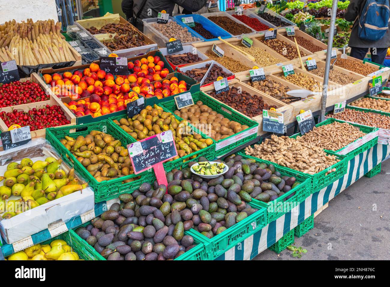 Paris, France - 4 mai 2017 : magasin de légumes frais au marché d'Aligre à Paris Banque D'Images