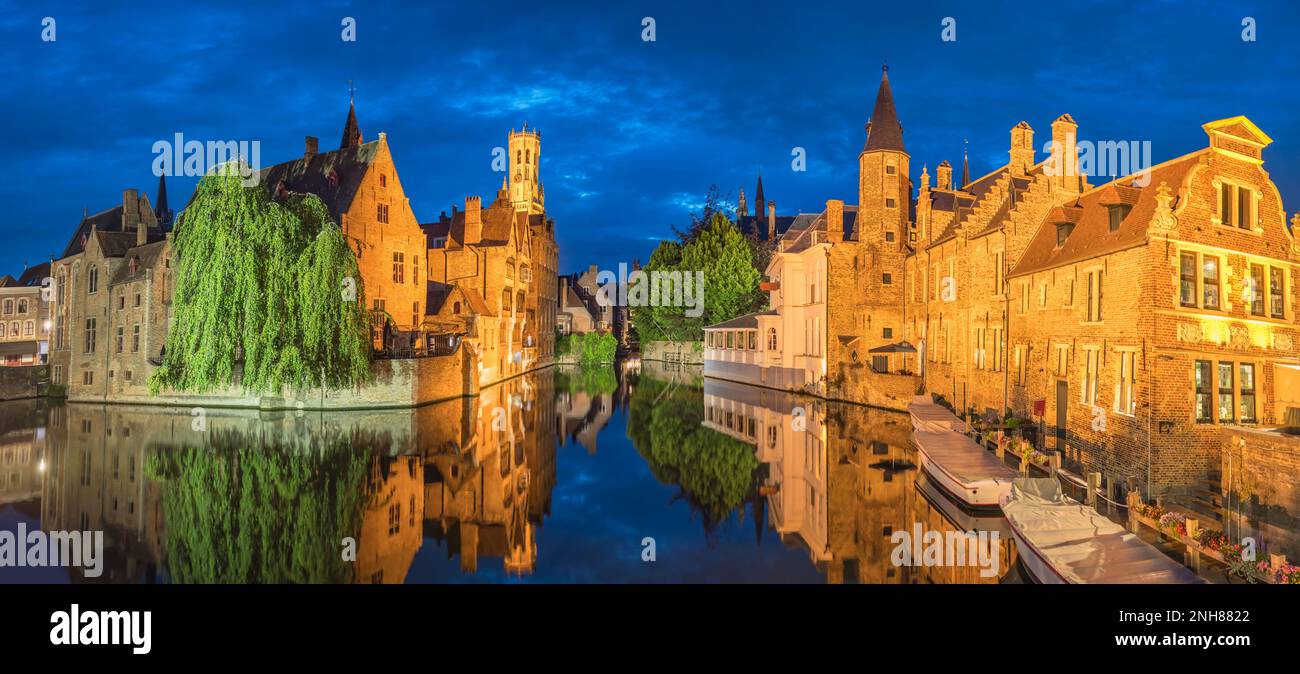 Bruges Belgique, vue panoramique nocturne de la ville sur le canal de Rozenhoedkaai Dijver avec la tour du beffroi Banque D'Images