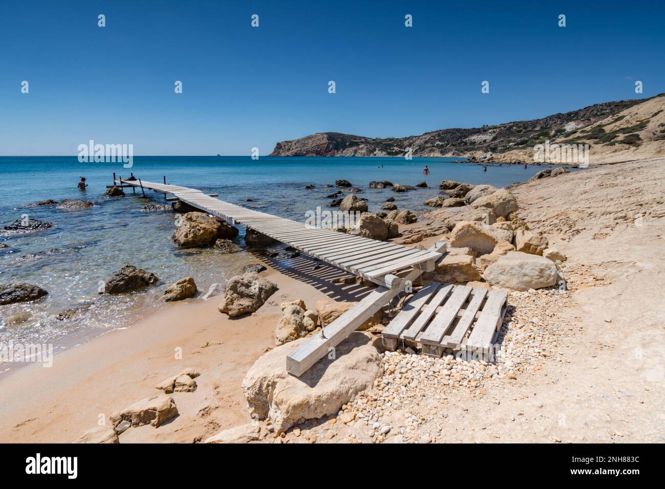 Jetée en bois sur la plage d'Agios Sostis, Milos Banque D'Images
