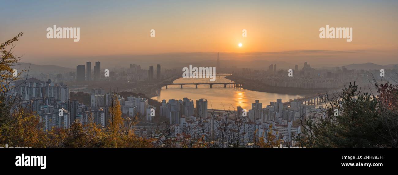 Séoul Corée du Sud, panorama de la ville lever du soleil sur la rivière Han vue depuis le parc de la montagne Maebong en automne Banque D'Images