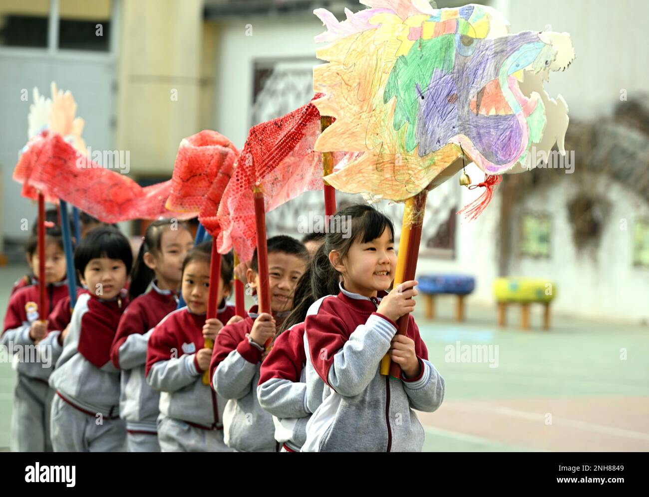 (230221) -- SHIJIAZHUANG, 21 février 2023 (Xinhua) -- des enfants dansent un dragon dans une école maternelle de Shijiazhuang, dans la province du Hebei, au nord de la Chine, 21 février 2023. Littéralement, signifiant « le dragon lève la tête », le jour de Longtaitou, le deuxième jour du deuxième mois lunaire, tombe le 21 février 2023. (Xinhua/Luo Xuefeng) Banque D'Images