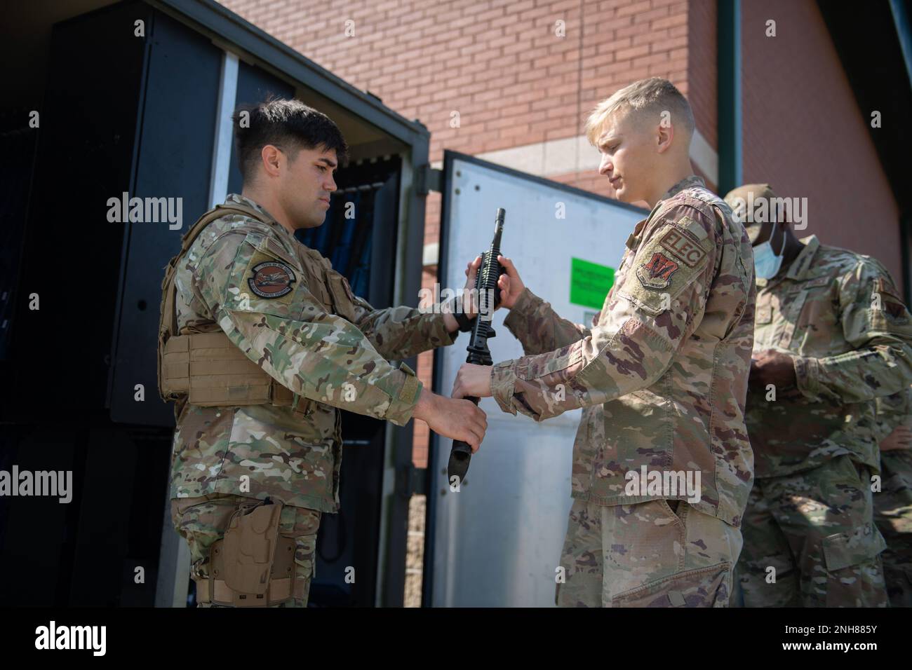 ÉTATS-UNIS Le Sgt. Bryan Meraz, Sgt. Maître de la Force aérienne, chef de la section de normalisation et d'évaluation de l'escadron 23rd des forces de sécurité, à gauche, délivre une arme d'entraînement M-4 Carbine à l'officier supérieur Cody Holmes, compagnon de systèmes électriques de l'escadron 23rd du génie civil, lors de l'exercice Agile Flag 22-2 à la base de la Garde nationale aérienne de Savannah, en Géorgie (21 juillet 2022). Le drapeau agile 22-2 est le premier événement de certification de l’aile principale du Commandement de combat aérien conçu pour démontrer la capacité de l’Escadre 23rd à produire de la puissance aérienne de combat tout en continuant à déplacer, à manœuvrer et à soutenir les éléments de l’aile et de la force subordonnée dans une dynamique Banque D'Images