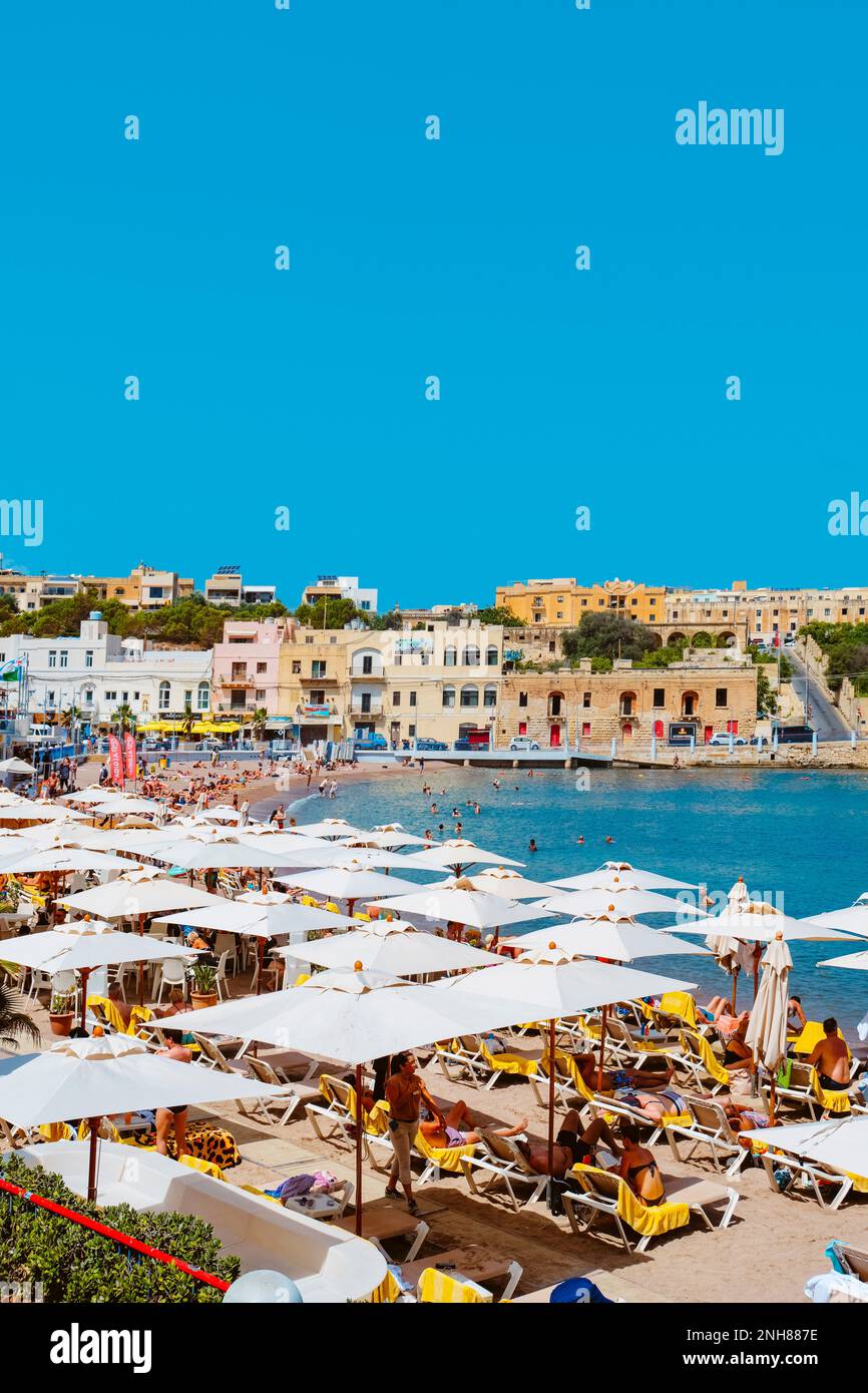 St Julians, Malte - 5 septembre 2022: Une vue sur la baie de St Georges, à St Julians, Malte, avec beaucoup de gens appréciant la plage par jour d'été Banque D'Images