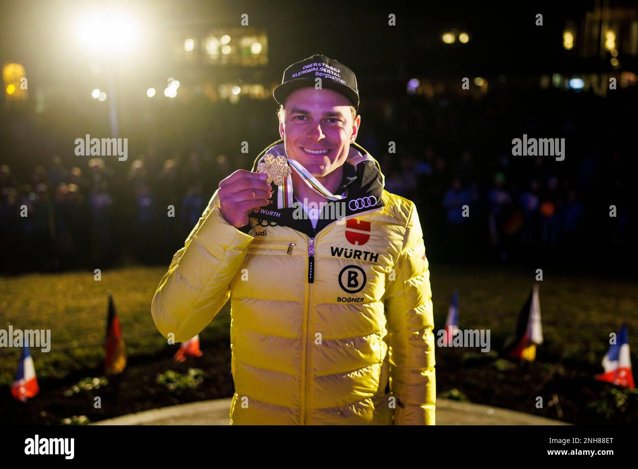 20 février 2023, Bavière, Fischen im Allgäu: Parallèle géant Slalom Champion du monde Alexander Schmid avec sa médaille lors de sa réception après les Championnats du monde de ski alpin à Courchevel et Méribel. Photo : Tom Weller/dpa Banque D'Images