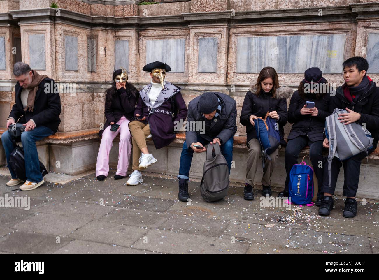 Venise, Italie, 21st février, 2023 le dernier jour du Carnaval, une gamme colorée de costumes que les habitants et les visiteurs ont pris dans les rues pour célébrer. Ce qui se distingue, c'est la participation des locaux, qui se sont habillés avec autant d'enthousiasme que les touristes. Marco Secchi / Alamy Live News Banque D'Images