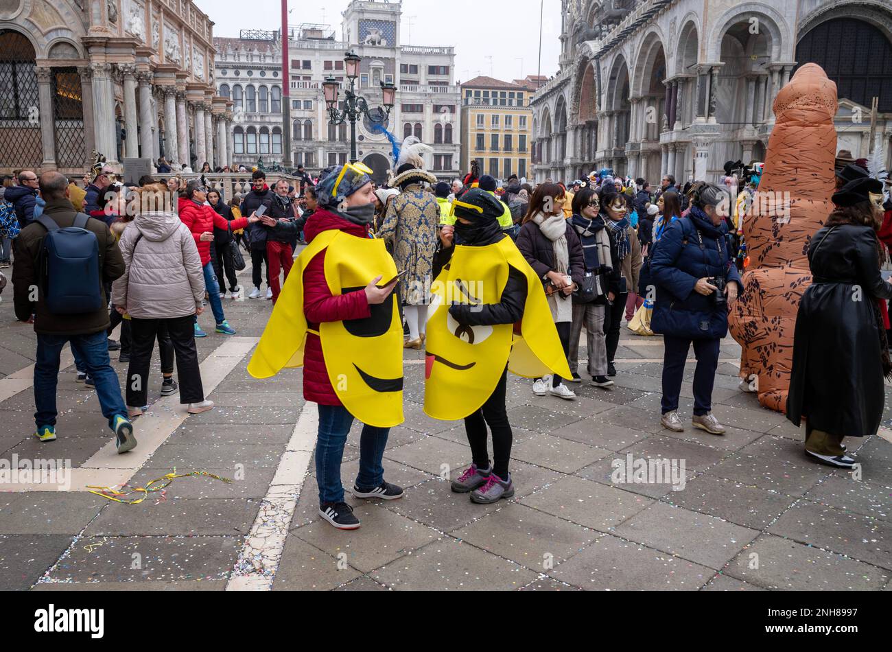 Venise, Italie, 21st février, 2023 le dernier jour du Carnaval, une gamme colorée de costumes que les habitants et les visiteurs ont pris dans les rues pour célébrer. Ce qui se distingue, c'est la participation des locaux, qui se sont habillés avec autant d'enthousiasme que les touristes. Marco Secchi / Alamy Live News Banque D'Images