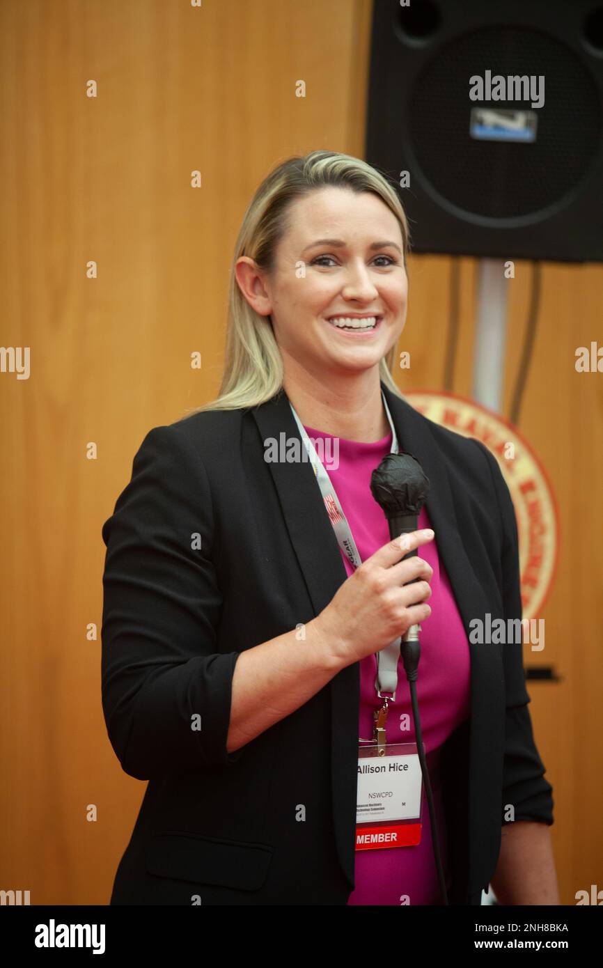 Allison Hice, ingénieur en mécanique au Naval surface Warfare Center, division de Philadelphie, discute de la mise à jour de la section de la Delaware Valley American Society of Naval Engineers lors du Symposium sur la technologie de pointe des machines (AMTS) de l'ASNE à l'Université d'État de Pennsylvanie (Navy Yard), Philadelphie, on 21 juillet 2022. ASNE est la société d'ingénierie professionnelle leader pour les ingénieurs, les scientifiques et les professionnels associés qui conçoivent, conçoivent, développent, testent, construisent, équiper, exploiter et entretenir des navires, des sous-marins et des aéronefs maritimes et maritimes complexes, ainsi que leurs systèmes et sous-systèmes associés. Banque D'Images