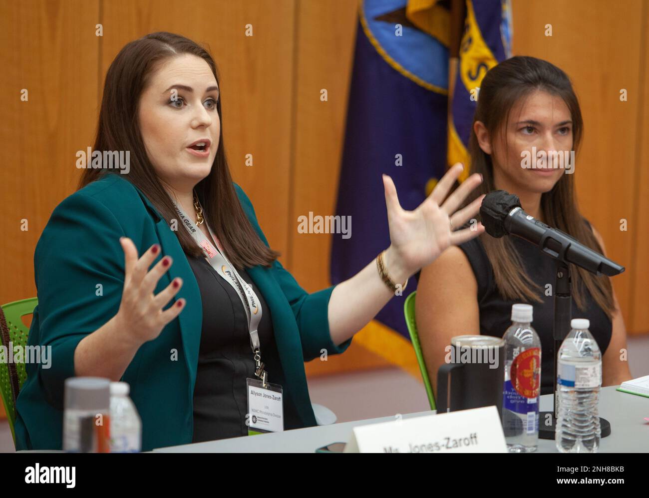 Allyson Jones-Zaroff, directeur de succursale pour l'ingénierie en service des déchets solides et des matières dangereuses au Naval surface Warfare Center, division de Philadelphie, et Allison Hollish, directrice adjointe de Cybersecurity Hull Mechanical & Electrical (HM&E Controls Systems and Networks, NSWCPD), Discutez de l'importance du mentorat lors du symposium sur la technologie des machines avancées (AMTS) de l'American Society of Naval Engineers (ASNE) à l'Université d'État de Pennsylvanie (Navy Yard), Philadelphie, on 21 juillet 2022. L'ASNE est la principale société d'ingénierie professionnelle pour les ingénieurs, les scientifiques et les professionnels alliés Banque D'Images