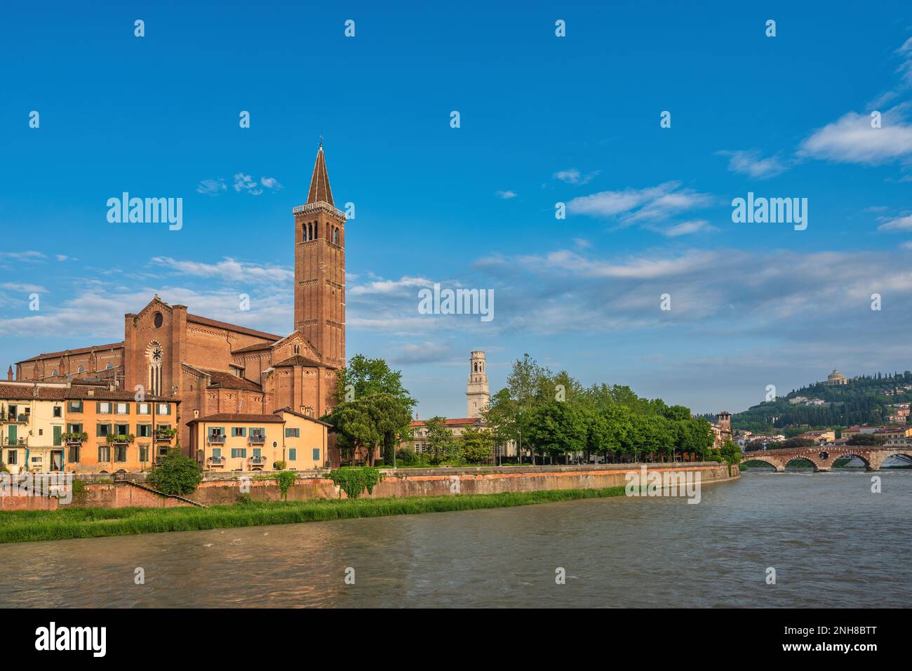 Vérone Italie, vue sur la ville à l'Adige et Basilique de Santa Anastasia avec pont Ponte Pietra Banque D'Images