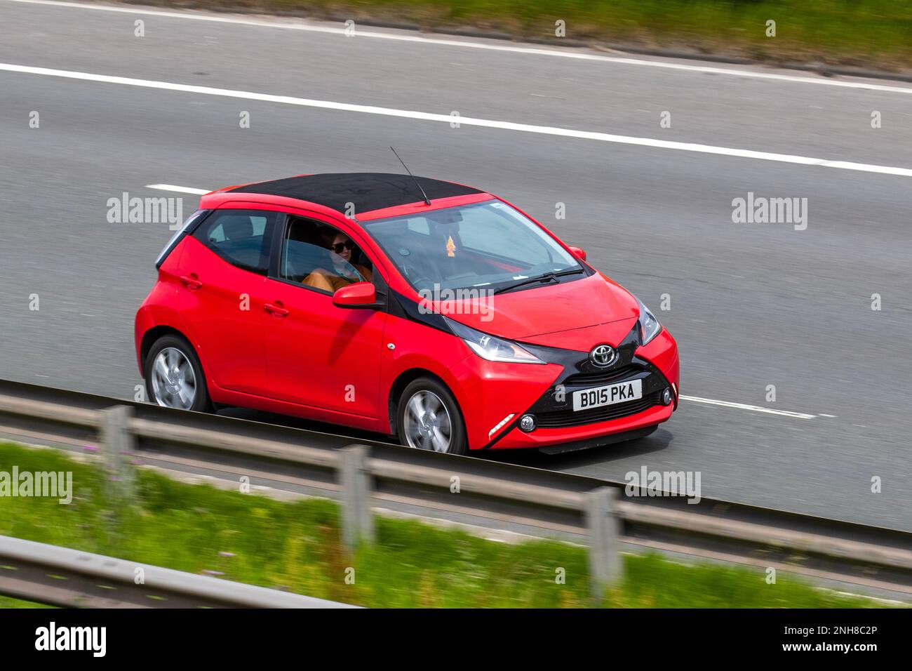 2015 (15) Red TOYOTA AYGO VVT-i X-PLAY 998cc essence 5 vitesses manuelle Banque D'Images