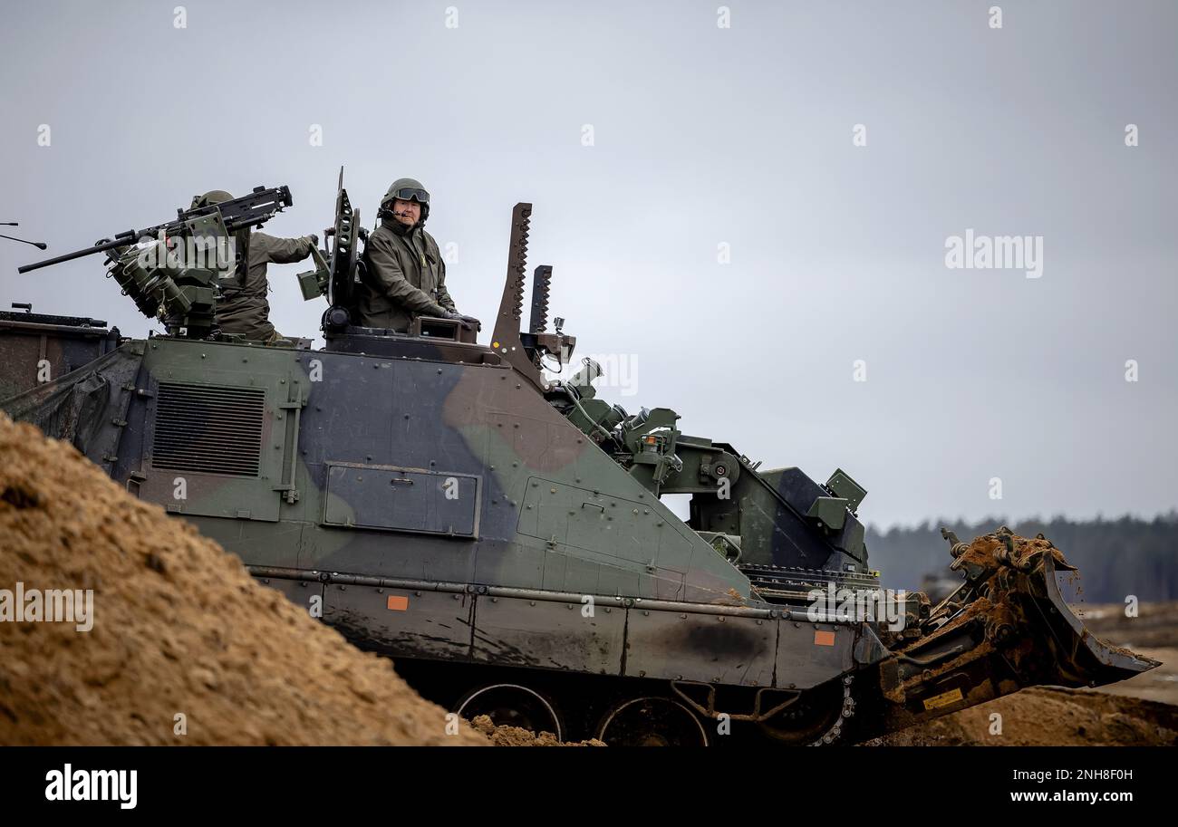 Pabrade, Lituanie. 21st févr. 2023. PABRADE - le roi Willem-Alexander participe à un exercice lors de sa visite à des soldats néerlandais dans la zone d'entraînement de Pabrade, en Lituanie. Les soldats font partie de la présence avancée renforcée de l'OTAN. ANP ROBIN VAN LONKHUIJSEN pays-bas Out - belgique Out Credit: ANP/Alay Live News Banque D'Images