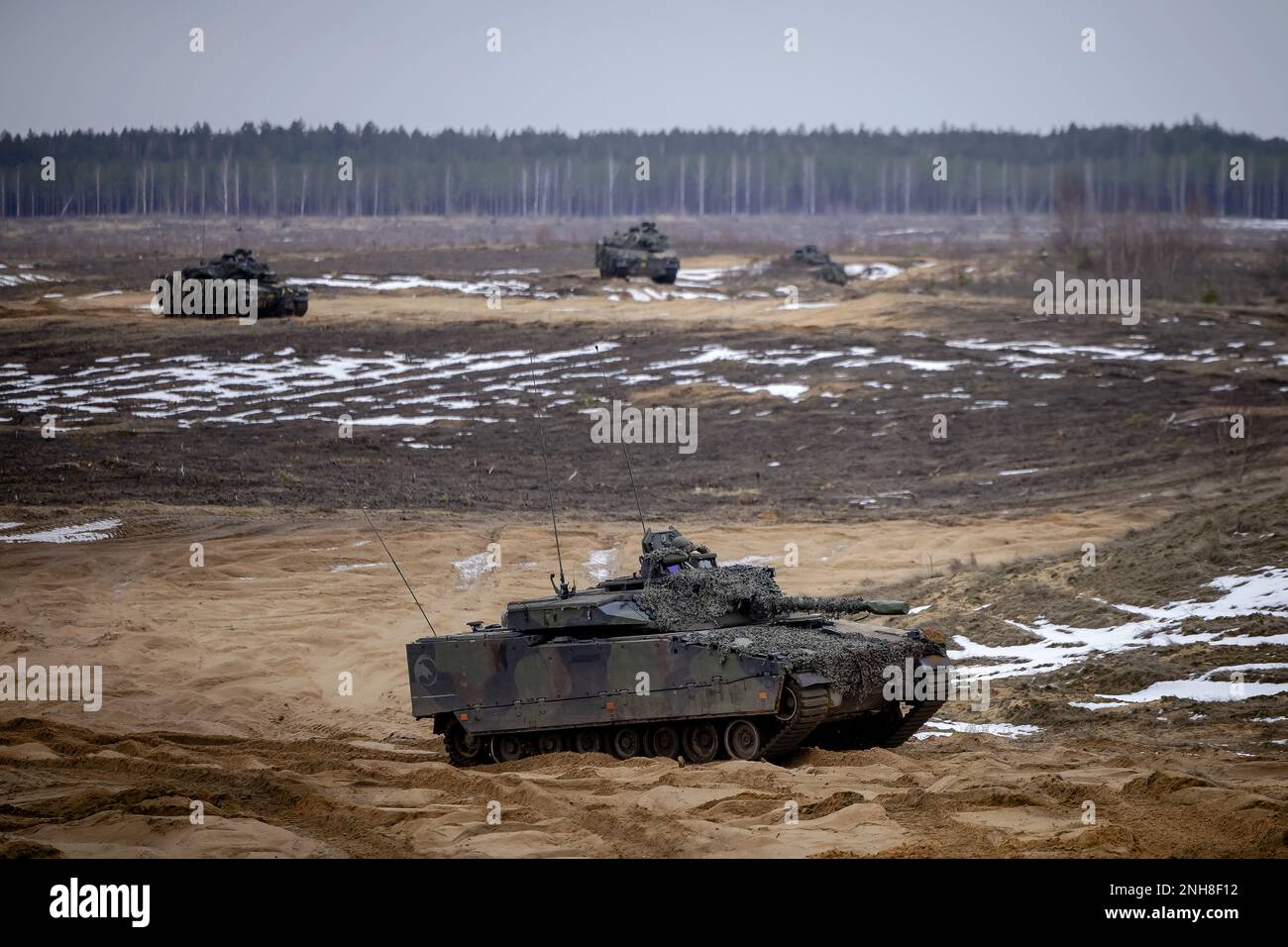 Pabrade, Lituanie. 21st févr. 2023. PABRADE - le roi Willem-Alexander participe à un exercice lors de sa visite à des soldats néerlandais dans la zone d'entraînement de Pabrade, en Lituanie. Les soldats font partie de la présence avancée renforcée de l'OTAN. ANP ROBIN VAN LONKHUIJSEN pays-bas Out - belgique Out Credit: ANP/Alay Live News Banque D'Images