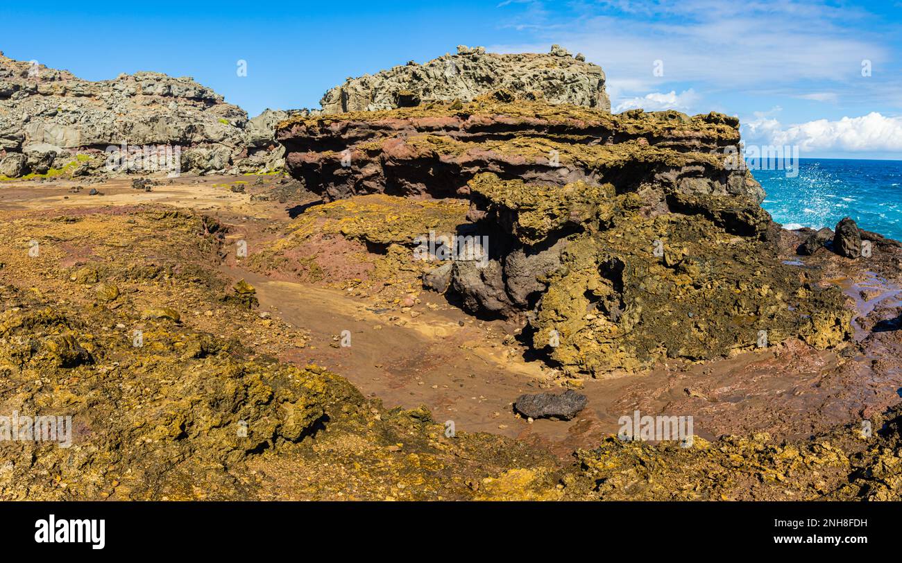 Cliffs altérés à côté du trou de souffle de Nakalele sur Nakalele point, Maui, Hawaii, États-Unis Banque D'Images