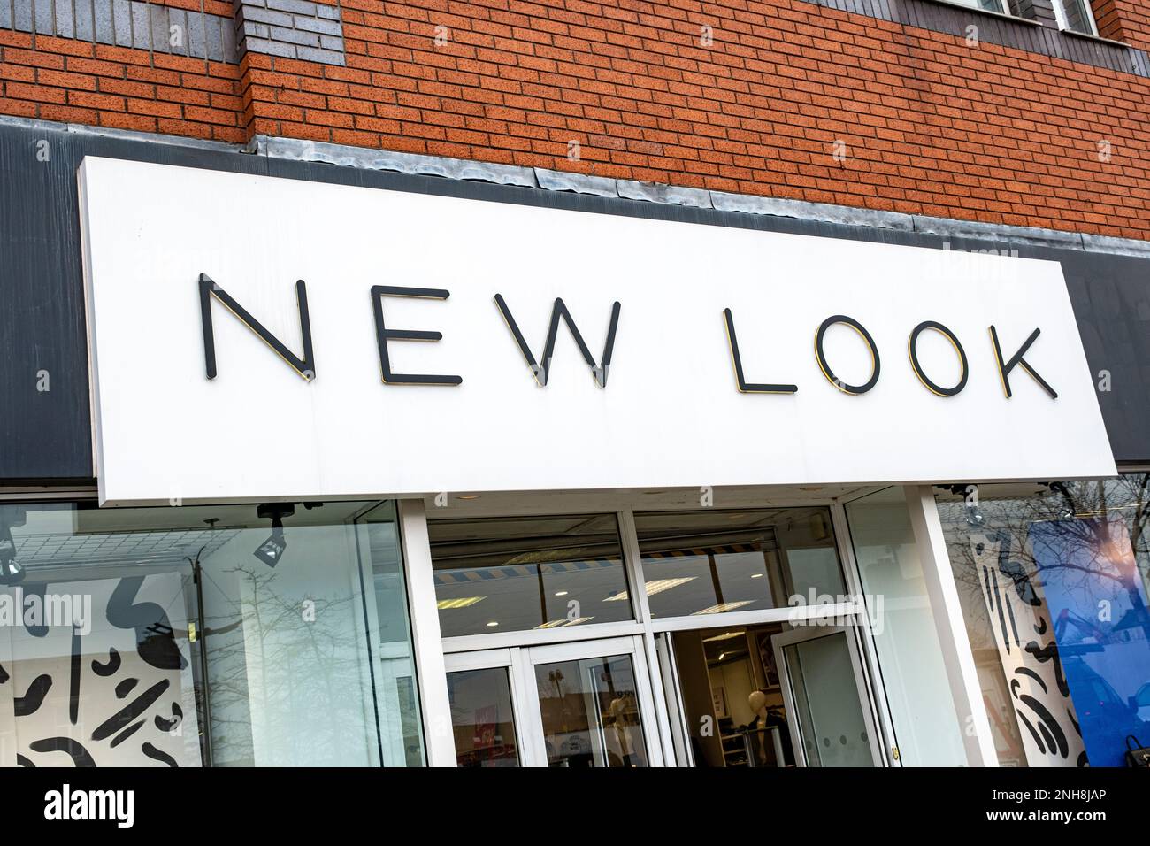 Affiche ou logo New look de la boutique de vêtements sur le mur extérieur du Royaume-Uni Banque D'Images
