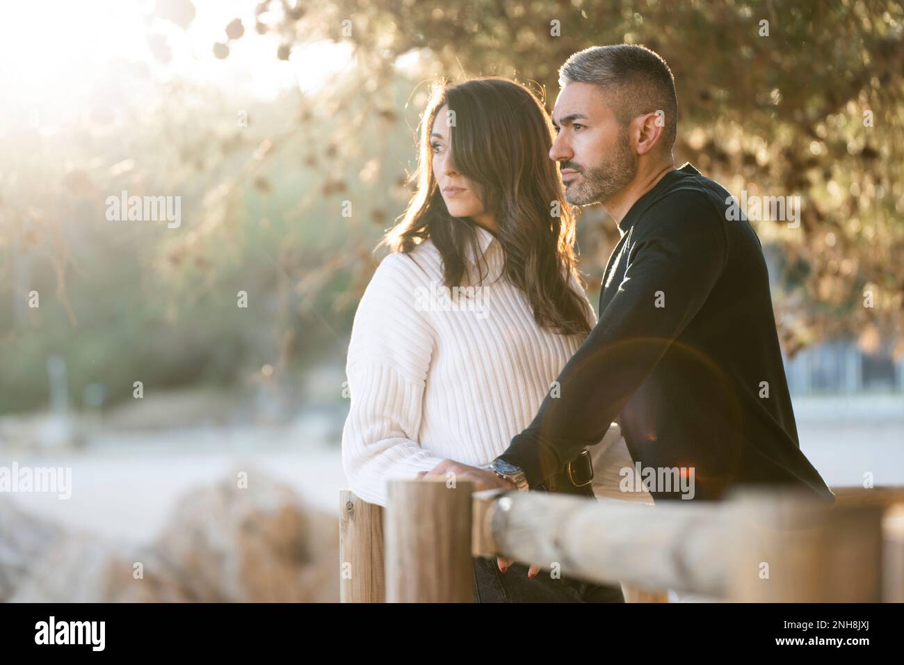 Scène romantique avec un couple hétérosexuel à l'extérieur Banque D'Images