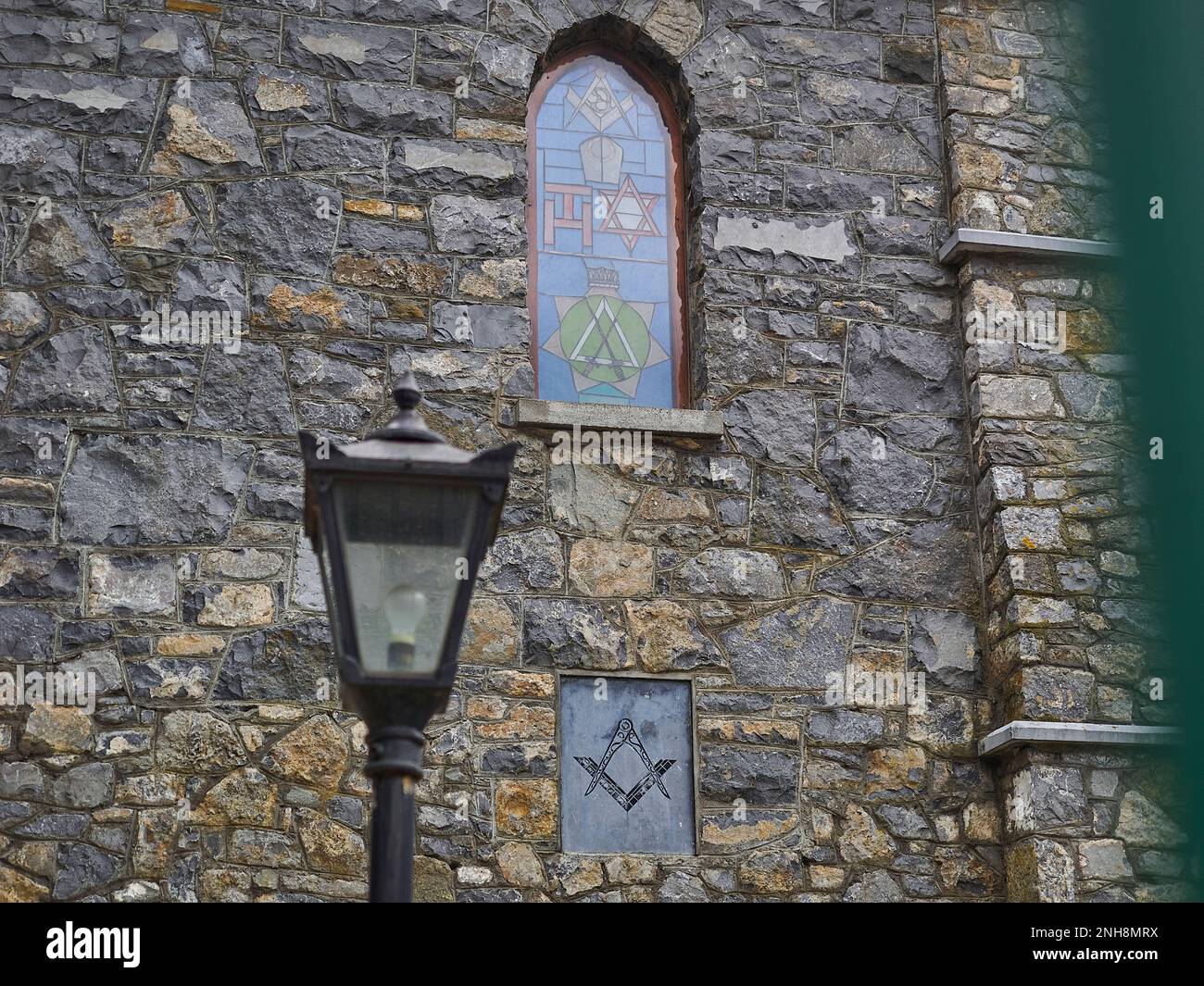 Limerick, Irlande - 09 18 2015: Panneau et ornements de la maison de maçonnerie libre sur un vieux bâtiments historiques dans le centre-ville de Limerick. Banque D'Images